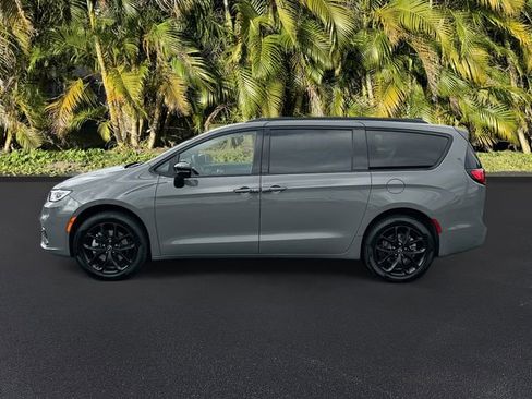 Used 2025 Chrysler Pacifica Limited w/ Uconnect Theater Family Group AWD/4WD image 8