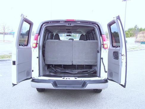 Used 2017 Chevrolet Express 2500 LT w/ LT Preferred Equipment Group image 19