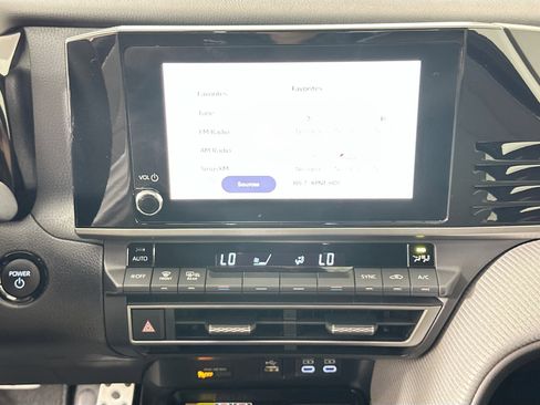 Used 2025 Toyota Camry SE FWD image 23