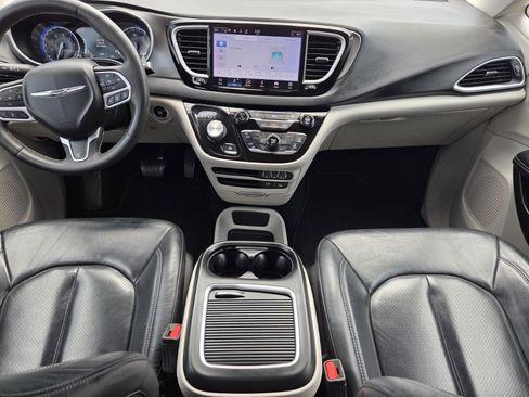 Used 2022 Chrysler Pacifica Touring-L FWD image 8