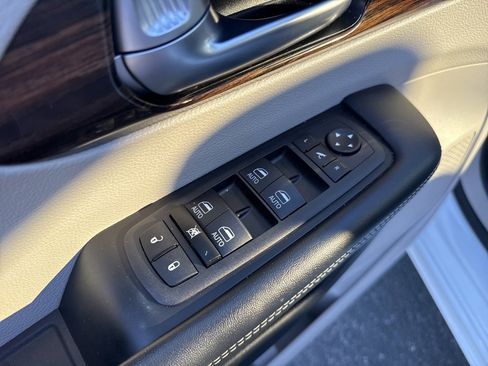 Used 2023 Chrysler Pacifica Limited image 23