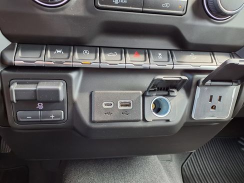 Used 2023 Chevrolet Silverado 1500 Custom Trail Boss w/ LPO, Dark Essentials Package AWD/4WD image 10