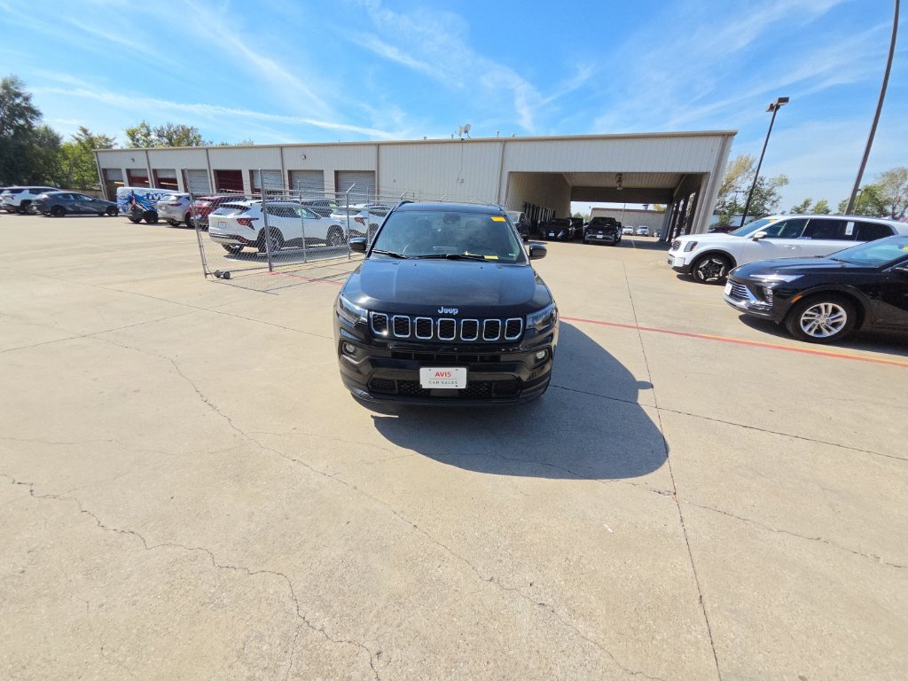 Used 2025 Jeep Compass Latitude w/ Sun & Sound Group AWD/4WD image 5
