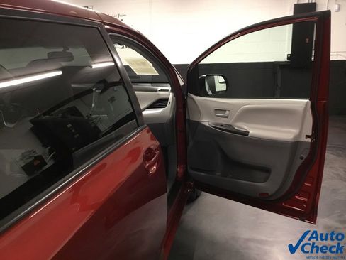 Used 2017 Toyota Sienna LE image 39