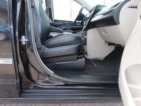 Used 2014 Chrysler Town & Country Touring FWD image 18