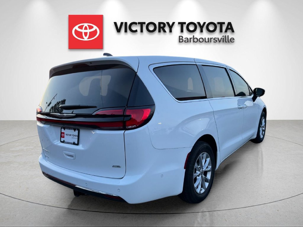 Used 2025 Chrysler Pacifica Select AWD/4WD image 7