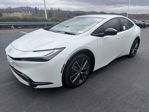 Used 2025 Toyota Prius XLE image 1