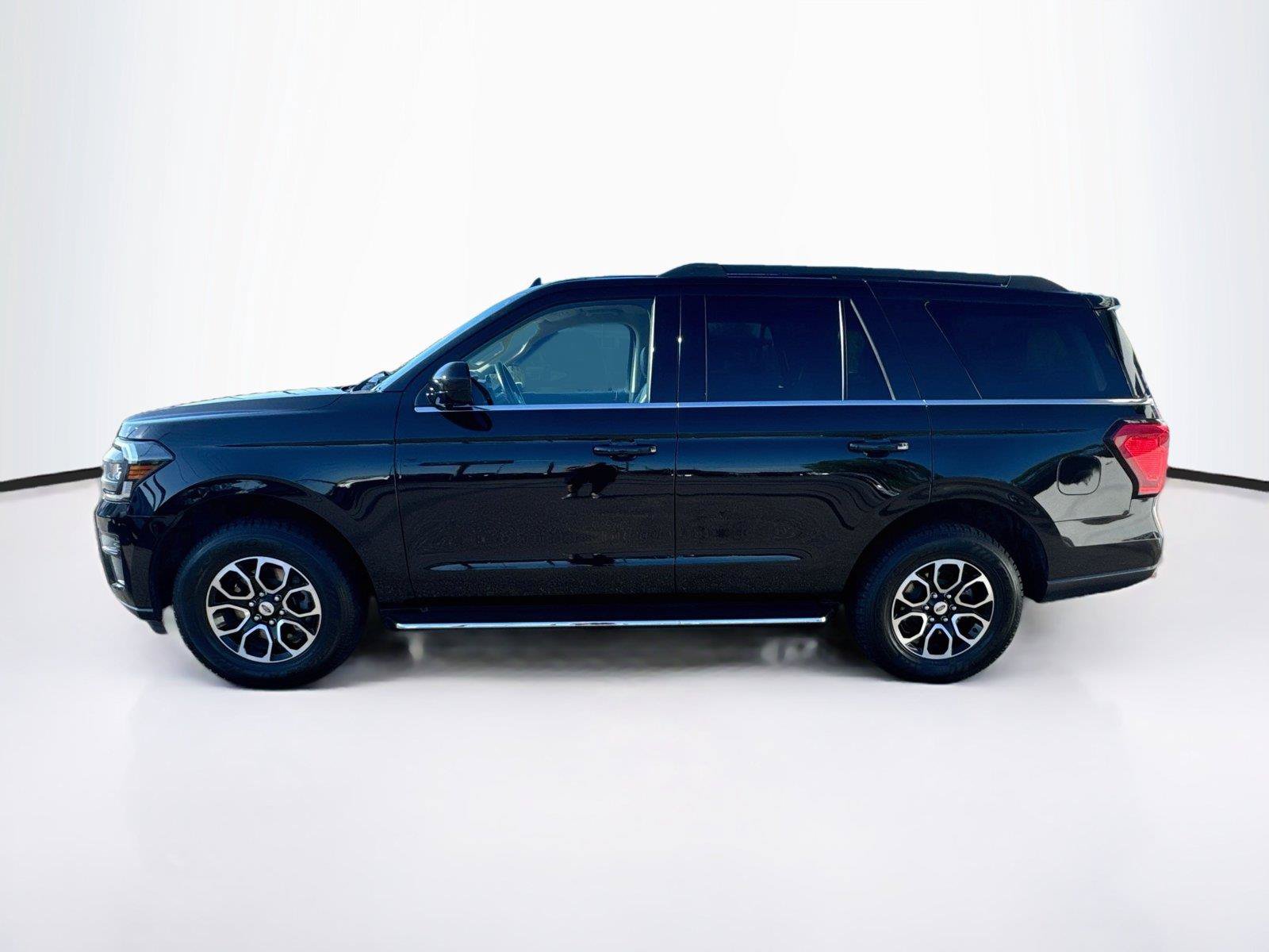 Used 2023 Ford Expedition XLT AWD/4WD image 2