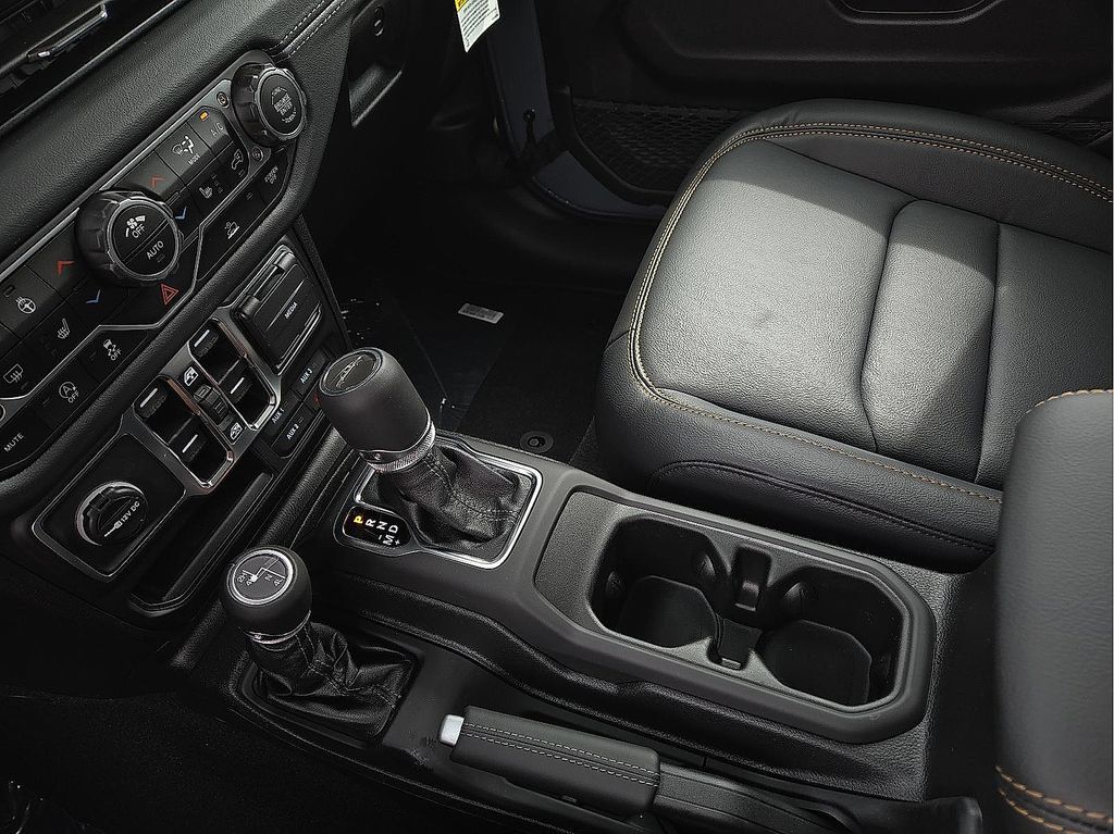 Used 2025 Jeep Gladiator Sport AWD/4WD image 39