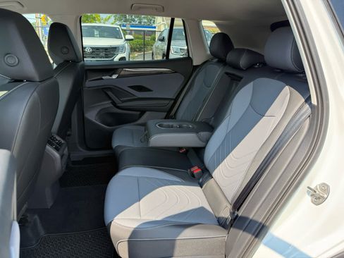 Used 2026 Volkswagen Tiguan SE AWD/4WD image 18