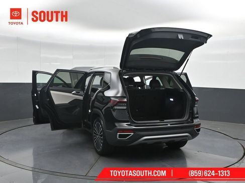 Used 2025 Volkswagen Taos SE FWD image 54