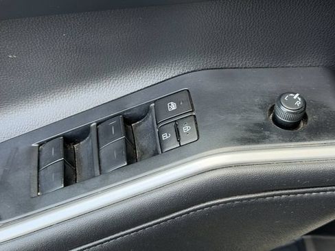 Used 2023 Toyota Highlander XLE FWD image 12