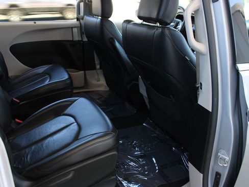 Used 2017 Chrysler Pacifica Premium image 31