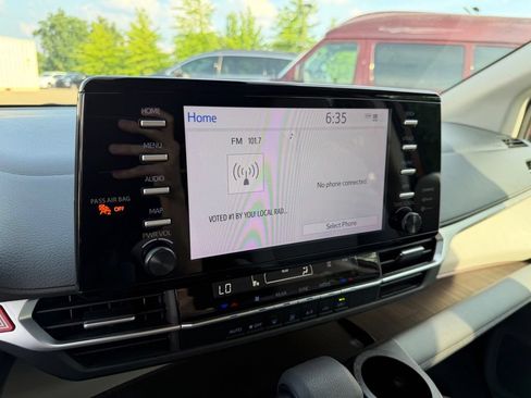 Used 2022 Toyota Sienna LE FWD image 17