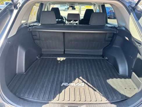 Used 2022 Toyota RAV4 LE image 10