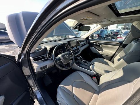 Used 2021 Toyota Highlander XLE image 10