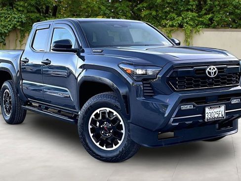 Used 2025 Toyota Tacoma TRD Off-Road w/ TRD Off Road Upgrade Package AWD/4WD image 1