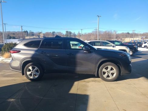 Used 2023 Toyota Highlander LE image 8