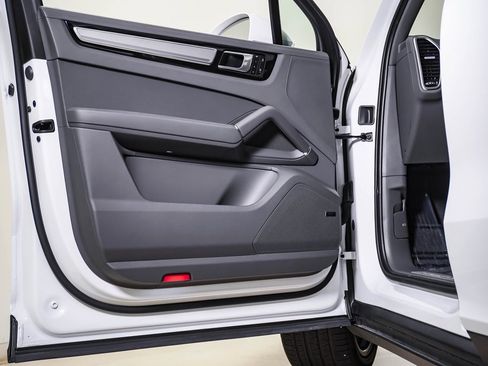 Certified 2023 Porsche Cayenne Platinum Edition image 25