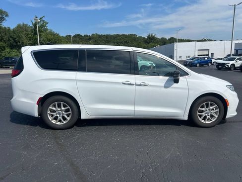 Used 2025 Chrysler Pacifica Select FWD image 4