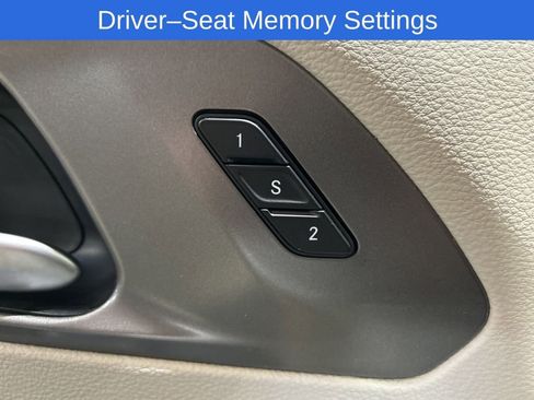 Used 2024 Chrysler Pacifica Touring-L FWD image 4