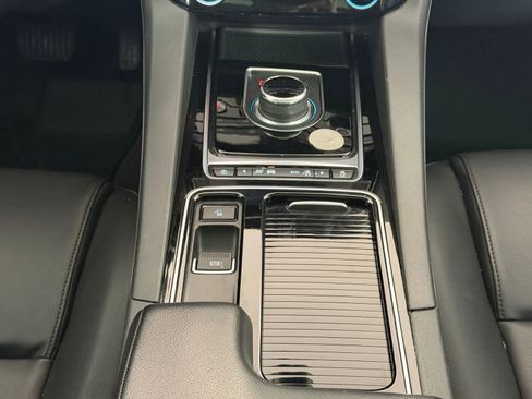 Used 2020 Jaguar F-PACE Premium image 25