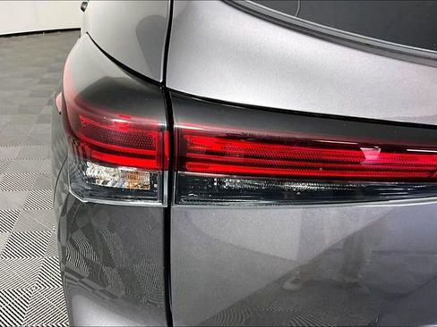 Used 2025 Toyota Highlander LE FWD image 20