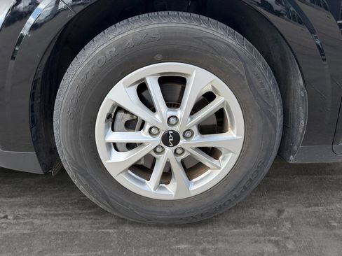 Used 2023 Kia Carnival LX FWD image 9