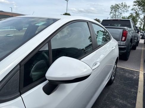 Used 2017 Chevrolet Cruze LS FWD image 4