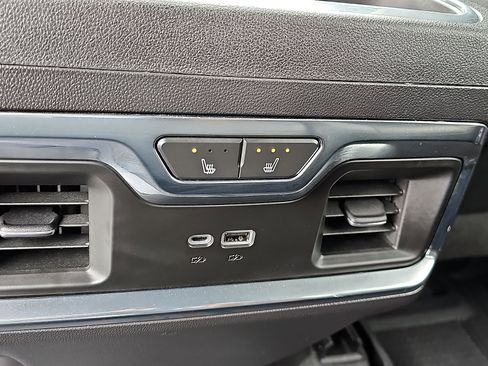 Used 2022 Chevrolet Silverado 1500 High Country w/ High Country Premium Package AWD/4WD image 11