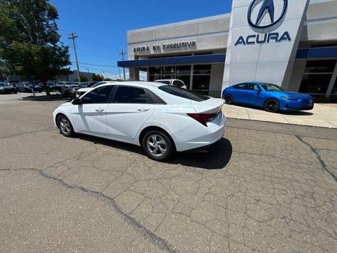Used 2021 Hyundai Elantra SE FWD image 7