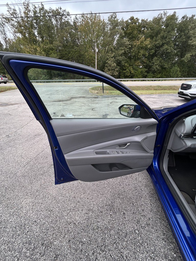 Used 2021 Hyundai Elantra SE FWD image 6