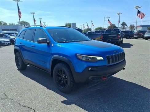Used 2019 Jeep Cherokee Trailhawk w/ Cold Weather Group image 3