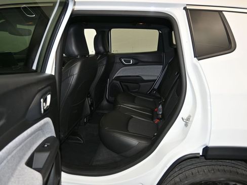 Used 2025 Jeep Compass Latitude AWD/4WD image 21