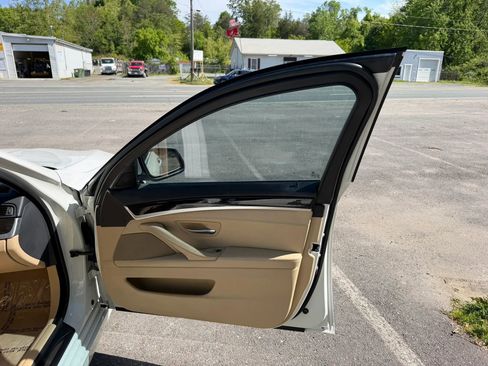 Used 2011 BMW 550i xDrive Sedan AWD/4WD image 17