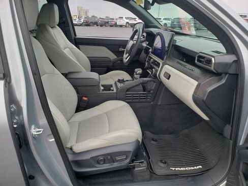 Used 2025 Toyota Tacoma Limited AWD/4WD image 18