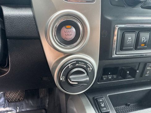 Used 2018 Nissan Titan SV w/ SV Convenience Package image 28