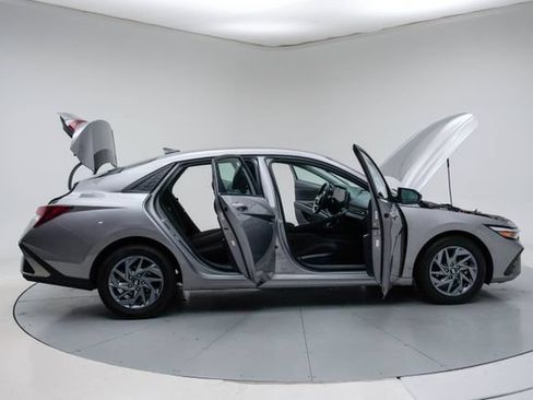 Used 2024 Hyundai Elantra SEL FWD image 14