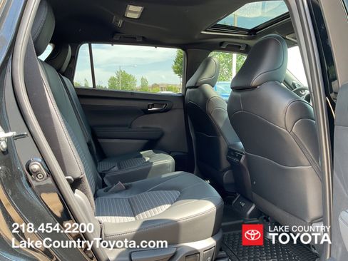 Used 2026 Toyota Highlander XSE AWD/4WD image 16