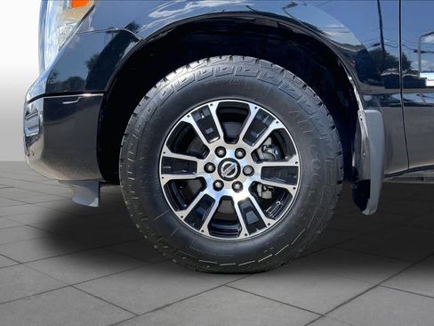 Used 2020 Nissan Titan SV w/ SV Convenience Package RWD image 11