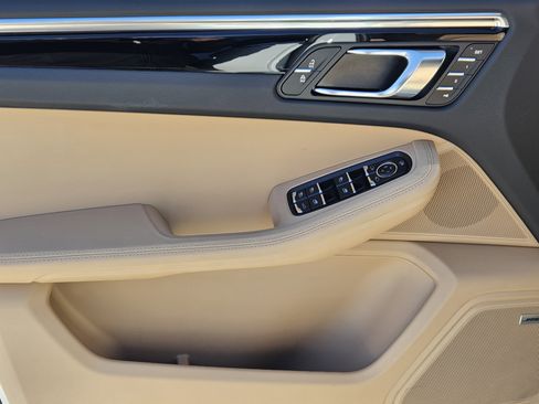 Certified 2025 Porsche Macan S image 22