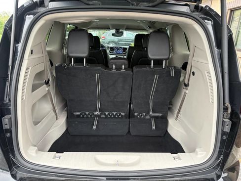 Used 2023 Chrysler Pacifica Touring-L FWD image 12