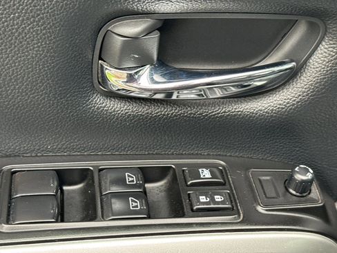 Used 2023 Nissan Titan SV image 12