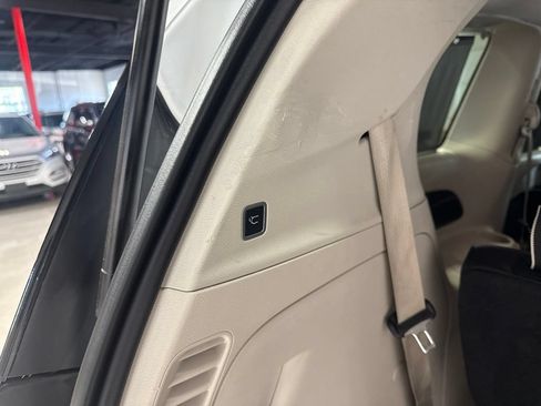 Used 2017 Chrysler Pacifica Touring-L FWD image 36