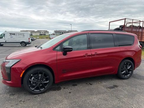 New 2027 Chrysler Pacifica Select AWD/4WD image 1