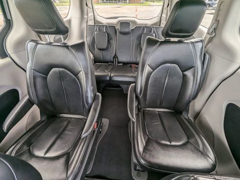 Used 2022 Chrysler Pacifica Touring-L image 27