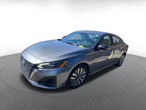 Used 2025 Nissan Altima 2.5 SV image 2