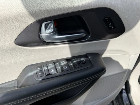 Used 2024 Chrysler Pacifica Touring-L FWD image 22