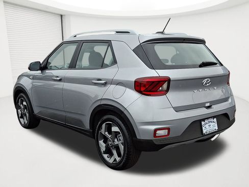 Used 2025 Hyundai Venue SEL FWD image 6