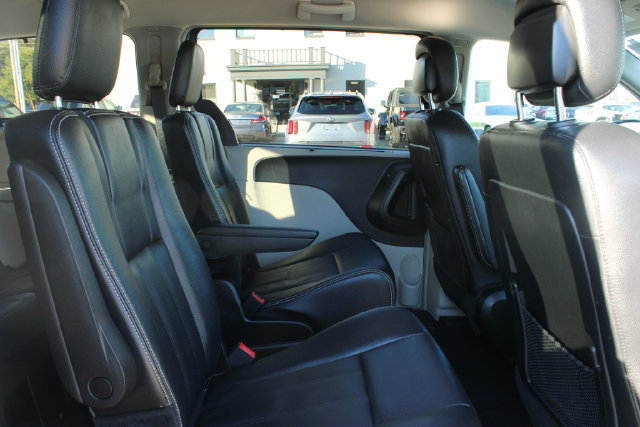 Used 2016 Chrysler Town & Country Touring FWD image 26